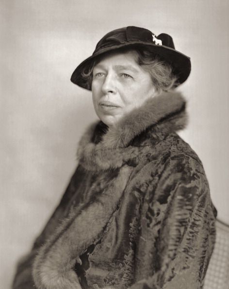 Fur, Clothing, Fur clothing, Vintage clothing, Outerwear, Headgear, Portrait, Photography, Monochrome, Hat, 